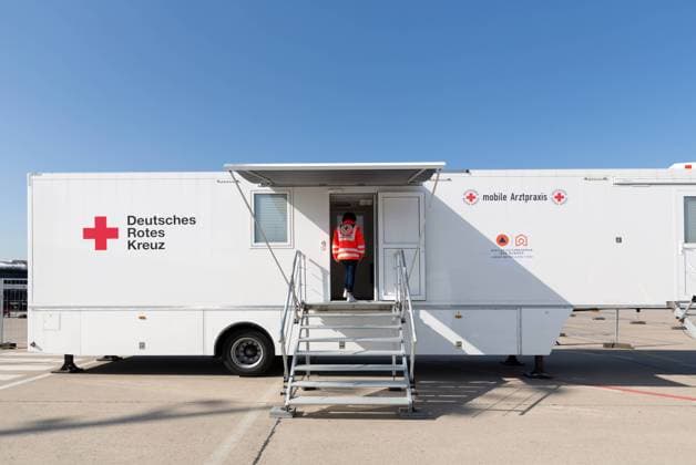 Berlin, Deutschland, DEU - DRK Notunterkuenfte sowie mobile Arztpraxis fuer ukrainische Kriegsfluechtlinge auf dem Rollfeld des ehemaligen Flughafen Berlin Tegel 24.03.2022, Berlin, Deutschland, DEU - DRK Notunterkuenfte sowie mobile Arztpraxis fuer ukrainische Kriegsfluechtlinge am Ankunftszentrum UA TXLauf dem Rollfeld des ehemaligen Flughafen Berlin Tegel. Berlin Berlin Deutschland *** Berlin, Germany, DEU DRK emergency shelters as well as mobile medical practice for Ukrainian war refugees on the tarmac of the former airport Berlin Tegel 24 03 2022, Berlin, Germany, DEU DRK emergency shelters as well as mobile medical practice for Ukrainian war refugees at the arrival center UA TXLauf the tarmac of the former airport Berlin Tegel Berlin