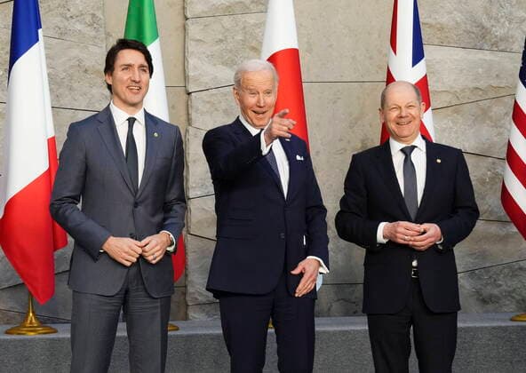 News Themen der Woche KW12 News Bilder des Tages March 24, 2022, Brussels, Belgium: U.S. President Joe Biden points as he is flanked by Canadian Prime Minister Justin Trudeau, left, and German Chancellor Olaf Scholz, right, as they take part in a G7 family photo at NATO headquarters in Brussels, Belgium on Thursday, March 24, 2022. Brussels Belgium  - ZUMAc35_ 20220324_zaf_c35_040 Copyright: xThexCanadianxPressx