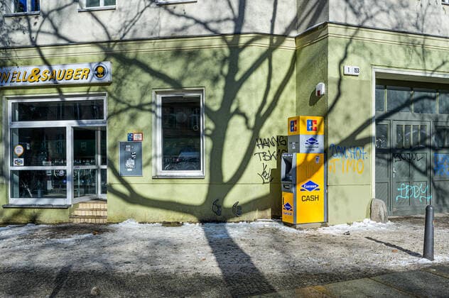 Geldautomat in Hauseingang in Berlin. *** Cash machine in house entrance in Berlin