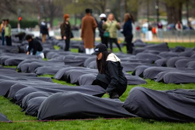 Washington, Protest gegen Waffengewalt mit Leichensäcken vor dem Kapitol Body Bags On National Mall For Gun Violence Deaths Activists with the March for Our Lives organization place over 1,100 symbolic body bags, each representing more than 150 gun-related deaths, on the National Mall near the U.S. Capitol on March 24, 2022 Washington, D.C. D.C. United States  Copyright: xBryanxOlinxDozierx originalFilename: dozier-bodybags220324_npliz.jpg