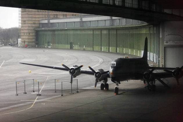 18.12.2021, Berlin, GER - Rosinenbomber in einem Hangar des ehemaligen Flughafen Tempelhof. (Alltag, aussen, Aussenaufnahme, Berlin, Berlin-Tempelhof, deutsch, Deutschland, Europa, europaeisch, Flughafen Berlin-Tempelhof, Flughafengebaeude, Flugzeug, Gebaeude, Hangar, Hangars, Jahreszeit, Museumsstueck, niemand, QF, Querformat, Rosinenbomber, Stadt, Stadtansicht, Stadtlandschaft, Transportflugzeug, Troop Carrier, Westeuropa, Winter, Wirtschaft) 211218D005BERLIN.JPG *** 18 12 2021, Berlin, GER Raisin bomber in a hangar of the former Tempelhof airport everyday, outside, exterior shot, Berlin, Berlin Tempelhof, German, Germany, Europe, European, Berlin Tempelhof airport, airport building, aircraft, building, hangar, hangars, season, museum pi