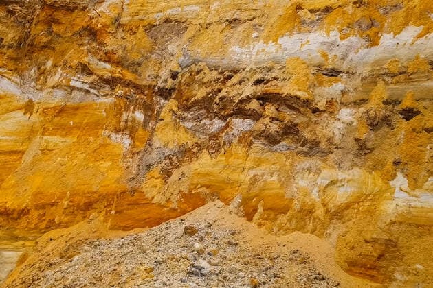 IMAGO Nature: Unsere Erde, Ressourcen, Erze The slopes are a quarry with a rock containing gold. Searching for gold., model released, , property released, , 32503348.jpg, mine, pit, open, industry, rock formation, yellow, quarry, sand, red, gold, gold rush, seeker, mining, industrial, outside, rock, panorama, work, construction, travel, machinery, environment, ore, stone, mineral, site, equipment, earth, outdoor, large, cast, manufacturing, land, mover, staircase, transportation, hydraulic, path, hoe, australia, dump, huge, hill, crater, excavation, cut, resources, working, environmental, gear,