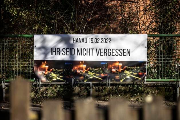 zu Terroranschlag Anschlag, Hanau, Bild x von 50 Hanau 23.02.2022 zu Terroranschlag Anschlag, Hanau, im Bild: Evangelische Kirchengemeinde Hanau-Kesselstadt, Gemeinde- und Jugendzentrum, Helmholtzstr. 53 c + 53 b, Transparent Hanau 19.02.2022 Ihr seid nicht vergessen, *** to terrorist attack attack, Hanau, picture x of 50 Hanau 23 02 2022 to terrorist attack attack, Hanau, in the picture Evangelische Kirchengemeinde Hanau Kesselstadt, community and youth center, Helmholtzstr 53 c 53 b, banner Hanau 19 02 2022 You are not forgotten, wenig