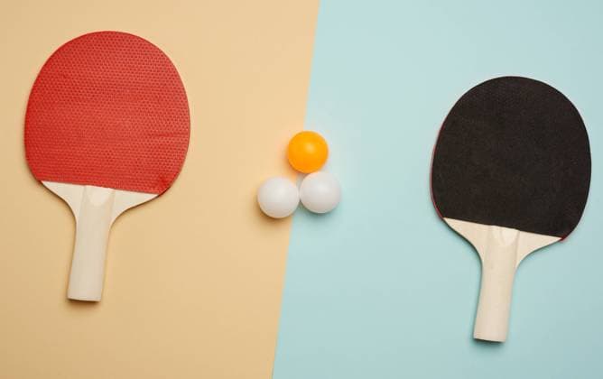 IMAGO Creative, Neujahr, Vorsätze, Sport two wooden rackets and plastic balls for playing table tennis, flat lay, ping pong game, model released, , property released, , 32732516.jpg, recreation, pingpong, white, activity, background, ball, circle, closeup, equipment, fitness, fun, game, blue, handle, hobby, indoor, leisure, match, minimal, nobody, orange, paddle, pair, ping, plastic, play, pong, racket, red, set, sphere, sport, sporting, tennis, top, two, wood, wooden, yellow