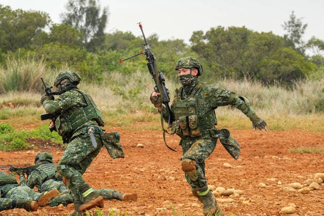 March 25, 2022, Taipei, Taiwan: Soldiers seen running while holding riffles during the Army Special Aviation Department Tactical Mission Training session at a camp base in Hsinchu. The event is an Army Special Aviation Department Tactical Mission Training session and It s part of regular training sessions of the Army. Taipei Taiwan - ZUMAs197 20220325_zaa_s197_008 Copyright: xWalidxBerrazegx