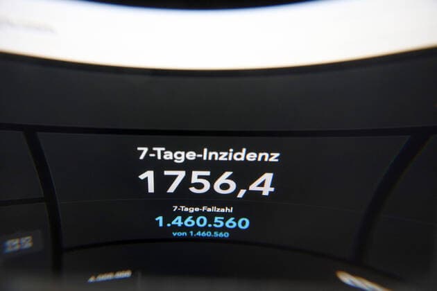Dashboard des RKI, die 7-Tage-Inzidenz liegt nun bei 1756,4 7-Tage-Inzidenz, Dashboard des RKI auf einem Monitor am 25.03.2022 in Siegen Deutschland.