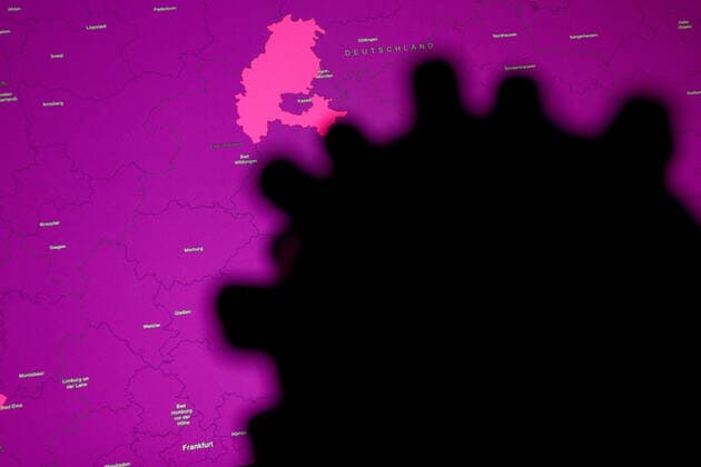 Dashboard des RKI, die 7-Tage-Inzidenz liegt nun bei 1756,4 7-Tage-Inzidenz, Dashboard des RKI auf einem Monitor am 25.03.2022 in Siegen Deutschland.