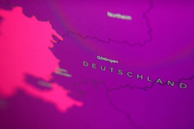 Dashboard des RKI, die 7-Tage-Inzidenz liegt nun bei 1756,4 7-Tage-Inzidenz, Dashboard des RKI auf einem Monitor am 25.03.2022 in Siegen Deutschland.