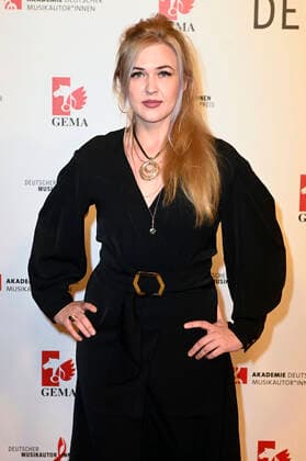 Dascha Dauenhauer beim 13. Deutschen Musikautor*innenpreis der GEMA 2022 im Hotel The Ritz-Carlton. Berlin, 24.03.2022