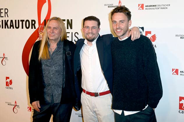 Uwe Hassbecker, Prinz Pi und Clueso beim 13. Deutschen Musikautor*innenpreis der GEMA 2022 im Hotel The Ritz-Carlton. Berlin, 24.03.2022