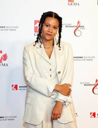 Amira Warning bei Verleihung Deutscher Musikautor:innenpreis 2022 im Hotel RITZ-CARLTON Berlin. Redaktion Laurent, Berlin 24.03.22