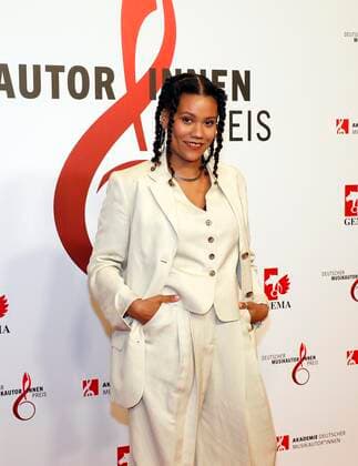 Amira Warning bei Verleihung Deutscher Musikautor:innenpreis 2022 im Hotel RITZ-CARLTON Berlin. Redaktion Laurent, Berlin 24.03.22