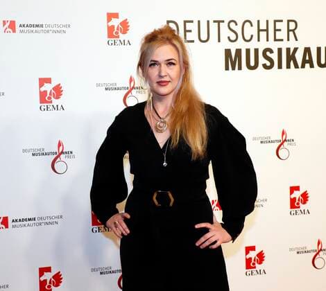 Dascha Dauenhauer bei Verleihung Deutscher Musikautor:innenpreis 2022 im Hotel RITZ-CARLTON Berlin. Redaktion Laurent, Berlin 24.03.22