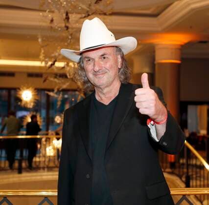 Mark Bender bei Verleihung Deutscher Musikautor:innenpreis 2022 im Hotel RITZ-CARLTON Berlin. Redaktion Laurent, Berlin 24.03.22