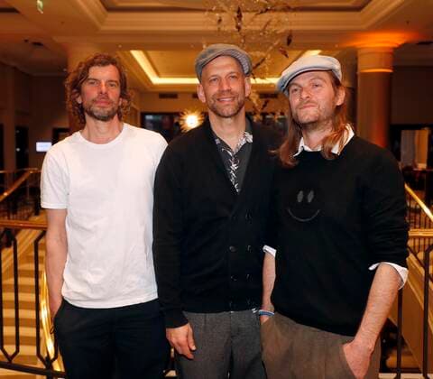 Sportfreunde Stiller (Rüdiger Linhof, Florian Welter, Peter Brugge) bei Verleihung Deutscher Musikautor:innenpreis 2022 im Hotel RITZ-CARLTON Berlin. Redaktion Laurent, Berlin 24.03.22