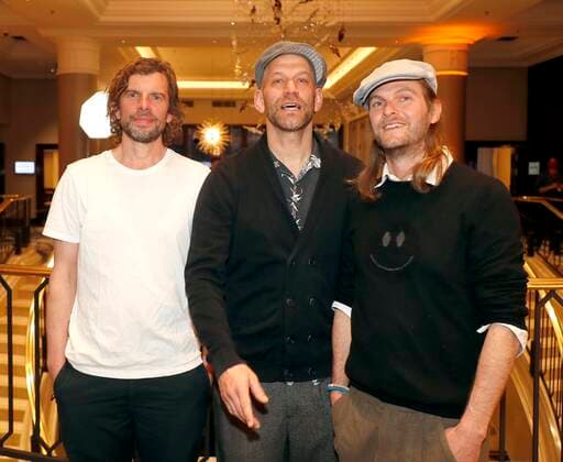 Sportfreunde Stiller (Rüdiger Linhof, Florian Welter, Peter Brugge) bei Verleihung Deutscher Musikautor:innenpreis 2022 im Hotel RITZ-CARLTON Berlin. Redaktion Laurent, Berlin 24.03.22