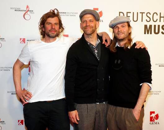 Sportfreunde Stiller (Rüdiger Linhof, Florian Welter, Peter Brugge) bei Verleihung Deutscher Musikautor:innenpreis 2022 im Hotel RITZ-CARLTON Berlin. Redaktion Laurent, Berlin 24.03.22