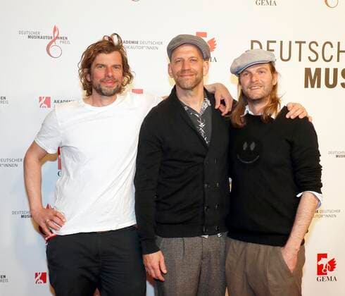 Sportfreunde Stiller (Rüdiger Linhof, Florian Welter, Peter Brugge) bei Verleihung Deutscher Musikautor:innenpreis 2022 im Hotel RITZ-CARLTON Berlin. Redaktion Laurent, Berlin 24.03.22