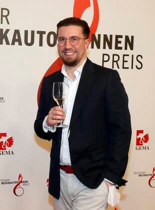 Friedrich Kautz (Künstlername Prinz Pi) bei Verleihung Deutscher Musikautor:innenpreis 2022 im Hotel RITZ-CARLTON Berlin. Redaktion Laurent, Berlin 24.03.22