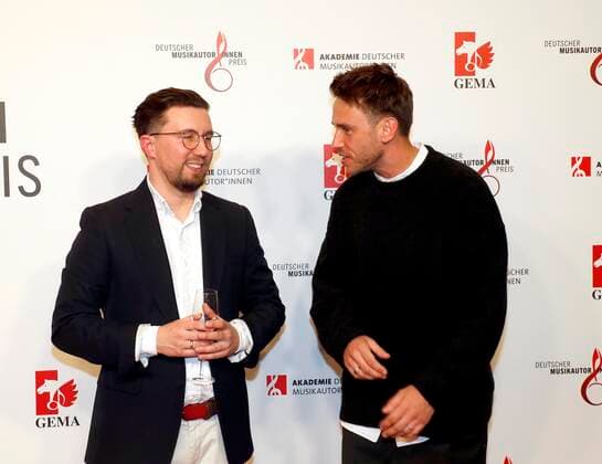 Friedrich Kautz (Künstlername Prinz Pi), Thomas Huebner (Künstlername CLUESO) bei Verleihung Deutscher Musikautor:innenpreis 2022 im Hotel RITZ-CARLTON Berlin. Redaktion Laurent, Berlin 24.03.22