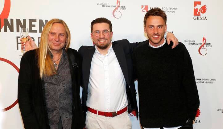 Uwe Hassbecker (band Silly), Friedrich Kautz (Künstlername Prinz Pi), Thomas Huebner (Künstlername CLUESO) bei Verleihung Deutscher Musikautor:innenpreis 2022 im Hotel RITZ-CARLTON Berlin. Redaktion Laurent, Berlin 24.03.22