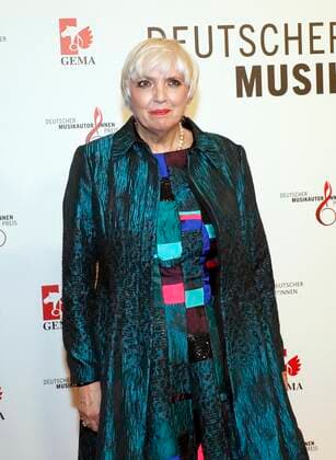 Bundeskulturministerin und Schirmherrin Claudia Roth bei Verleihung Deutscher Musikautor:innenpreis 2022 im Hotel RITZ-CARLTON Berlin. Redaktion Laurent, Berlin 24.03.22