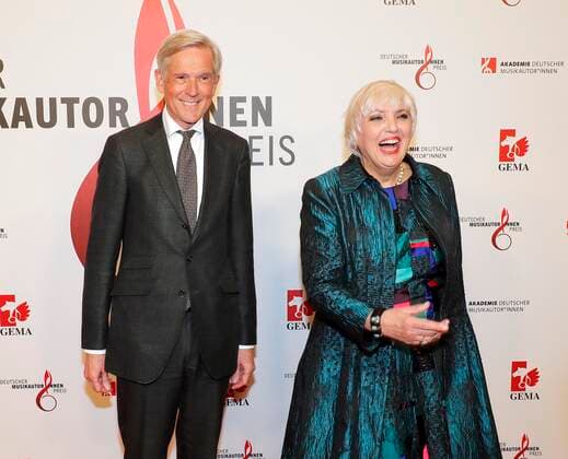Dr. Harald Heker (Vorstandvorsitzender GEMA), Bundeskulturministerin und Schirmherrin Claudia Roth bei Verleihung Deutscher Musikautor:innenpreis 2022 im Hotel RITZ-CARLTON Berlin. Redaktion Laurent, Berlin 24.03.22