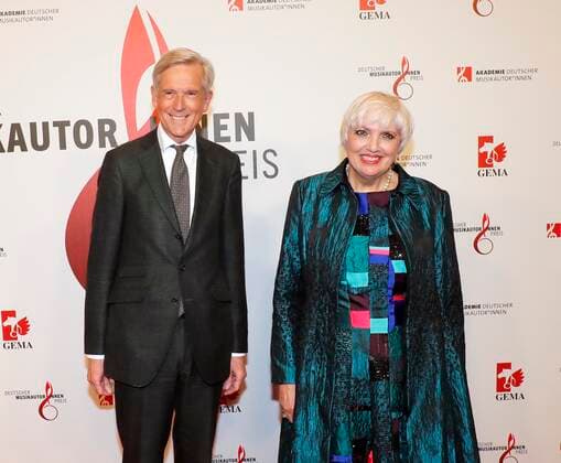 Dr. Harald Heker (Vorstandvorsitzender GEMA), Bundeskulturministerin und Schirmherrin Claudia Roth bei Verleihung Deutscher Musikautor:innenpreis 2022 im Hotel RITZ-CARLTON Berlin. Redaktion Laurent, Berlin 24.03.22
