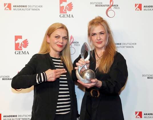 Anna Loos mit Preistraegerin ( Audiovisuelle Medien) Dascha Dauenhauer bei der Verleihung Deutscher Musikautorenpreis 2022 im Hotel RITZ-CARLTON in Berlin. Redaktion Laurent, Berlin 24.03.22
