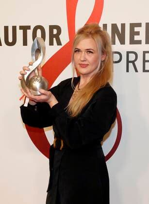 Preistraegerin Audiovisuelle Medien Dascha Dauenhauer bei der Verleihung Deutscher Musikautorenpreis 2022 im Hotel RITZ-CARLTON in Berlin. Redaktion Laurent, Berlin 24.03.22