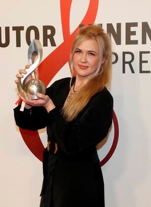 Preistraegerin Audiovisuelle Medien Dascha Dauenhauer bei der Verleihung Deutscher Musikautorenpreis 2022 im Hotel RITZ-CARLTON in Berlin. Redaktion Laurent, Berlin 24.03.22