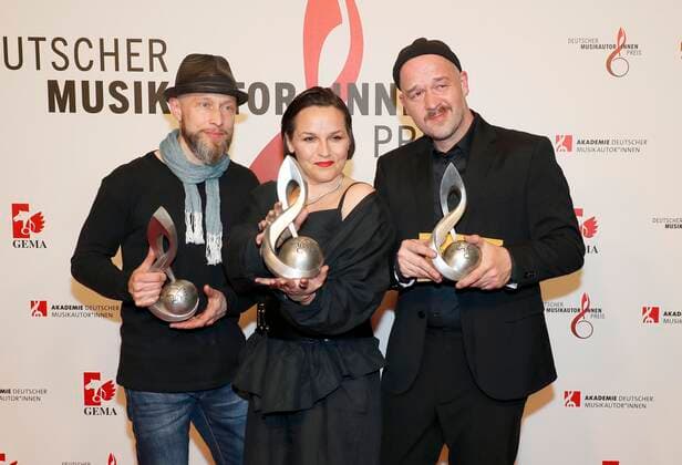 Großstadtgeflüster (Jen Bender, Raphael Schalz, Chriz Falk) bei der Verleihung Deutscher Musikautorenpreis 2022 im Hotel RITZ-CARLTON in Berlin. Redaktion Laurent, Berlin 24.03.22