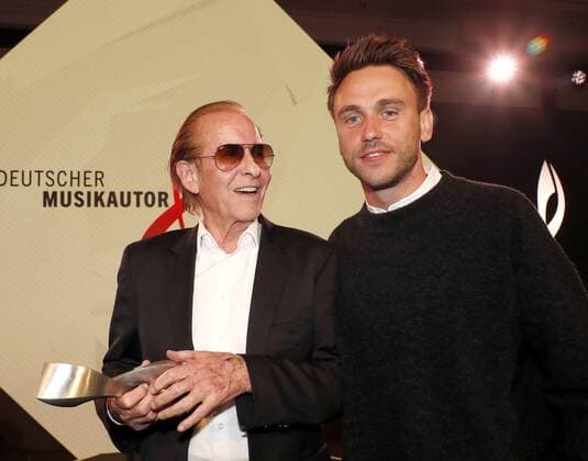 Preistraeger Michael Holm und Clueso bei Verleihung Deutscher Musikautor:innenpreis 2022 im Hotel RITZ-CARLTON Berlin. Redaktion Laurent, Berlin 24.03.22