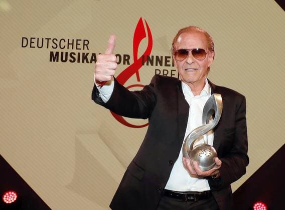 Preistraeger Michael Holm bei Verleihung Deutscher Musikautor:innenpreis 2022 im Hotel RITZ-CARLTON Berlin. Redaktion Laurent, Berlin 24.03.22