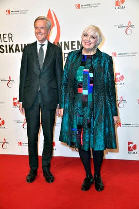 Harald Heker und Claudia Roth beim 13. Deutschen Musikautor*innenpreis der GEMA 2022 im Hotel The Ritz-Carlton. Berlin, 24.03.2022