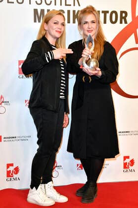 Anna Loos und Dascha Dauenhauer beim 13. Deutschen Musikautor*innenpreis der GEMA 2022 im Hotel The Ritz-Carlton. Berlin, 24.03.2022