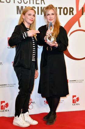 Anna Loos und Dascha Dauenhauer beim 13. Deutschen Musikautor*innenpreis der GEMA 2022 im Hotel The Ritz-Carlton. Berlin, 24.03.2022