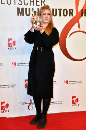 Dascha Dauenhauer beim 13. Deutschen Musikautor*innenpreis der GEMA 2022 im Hotel The Ritz-Carlton. Berlin, 24.03.2022