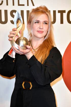Dascha Dauenhauer beim 13. Deutschen Musikautor*innenpreis der GEMA 2022 im Hotel The Ritz-Carlton. Berlin, 24.03.2022