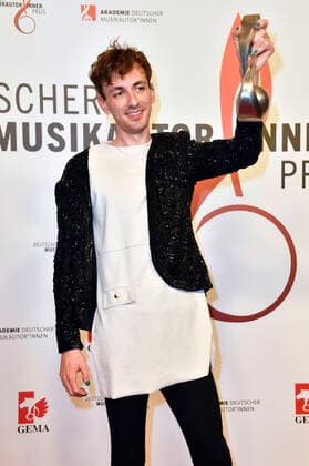 Ole Hübner beim 13. Deutschen Musikautor*innenpreis der GEMA 2022 im Hotel The Ritz-Carlton. Berlin, 24.03.2022