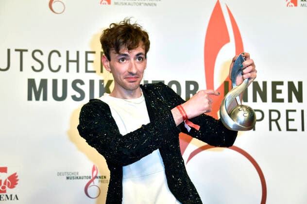 Ole Hübner beim 13. Deutschen Musikautor*innenpreis der GEMA 2022 im Hotel The Ritz-Carlton. Berlin, 24.03.2022