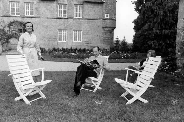 Jacques Chirac with his family in his castle, the Òchateau de BityÓ, in the Correze department, south of France (1976 08 30) Jacques Chirac on August 30, 1976, after his resignation as Giscard d Estaing s Prime Minister, resignation announced on August 25, 1976. Jacques Chirac relaxing at the Chateau de Bity in Sarran, with his wife Bernadette and his two daughters Claude and Laurence. Nouvelle-Aquitaine; Limousin; Correze 19; Sarran Europe; Western Europe; France  Copyright: xButhaudxG Andia.frx 299401