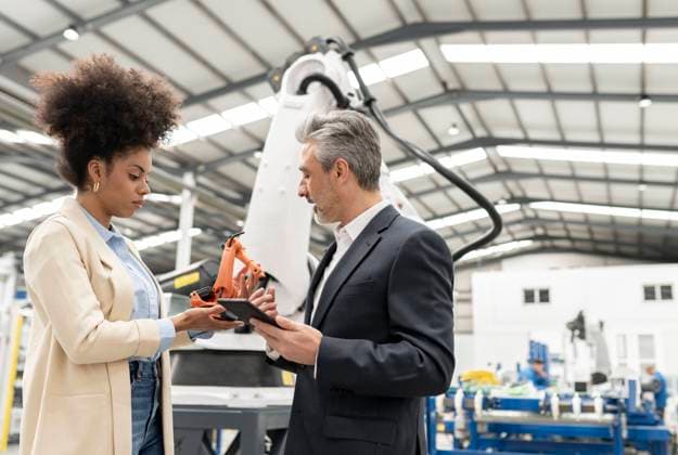 IMAGO Creative: Digitale Welt, Mixed Reality Engineer holding tablet PC explaining about robotic arm to developer in factory model released property released, JCCMF05614