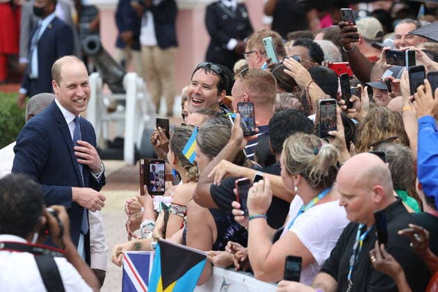 Entertainment Themen der Woche KW12 Entertainment Bilder des Tages News Bilder des Tages . 25 03 2022. Nassau, Bahamas. Prince William and Kate Middleton, the Duke and Duchess of Cambridge, on a walkabout in Nassau, The Bahamas, where they met key workers involved in the Covid 19 pandemic, on day seven of their Royal Tour of the Caribbean.  xStephenxLockx xi-Imagesx IIM-23246-0008