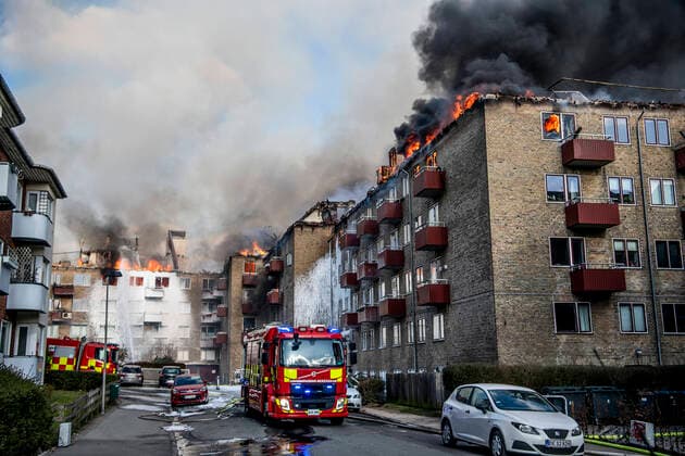 News Themen der Woche KW12 News Bilder des Tages 12-15 opgange er braendt. Tagbrand raserer en etageejendom paa Groendals Parkvej i Vanloese fredag den 25. marts 2022. , Copenhagen Denmark *** 12 15 stairwells burnt Tagbrand demolishes a multi-storey property on Groendals Parkvej in Vanloese on Friday 25 March 2022, Copenhagen Denmark  Copyright: NILSxMEILVANG NilsxMeilvangx COP10496 spdk20220325-182258-L