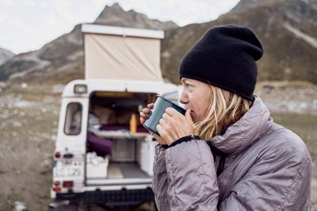 IMAGO Creative: Herbst, Touren mit dem Camper Thoughtful tourist having tea by motor home, Splugen Pass, Sondrio, Italy model released property released, SSCF00858