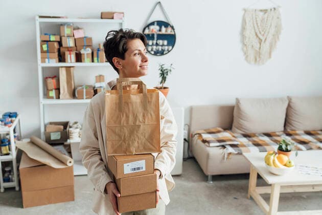 IMAGO Creative: Digitale Welt, Social Commerce Contemplative owner with package orders standing at store model released property released, VPIF05573