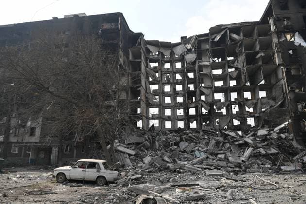 Ukraine-Krieg, Jahrestag der Invasion, Chronologie der Ereignisse, Archivbilder News Bilder des Tages DPR LPR Russia Ukraine Military Operation 8149995 25.03.2022 A view shows a residential building destroyed as a result of shelling in Mariupol, Donetsk People s Republic. Maksim Blinov Sputnik Mariupol Donetsk People s Republic  Copyright: xMaksimxBlinovx