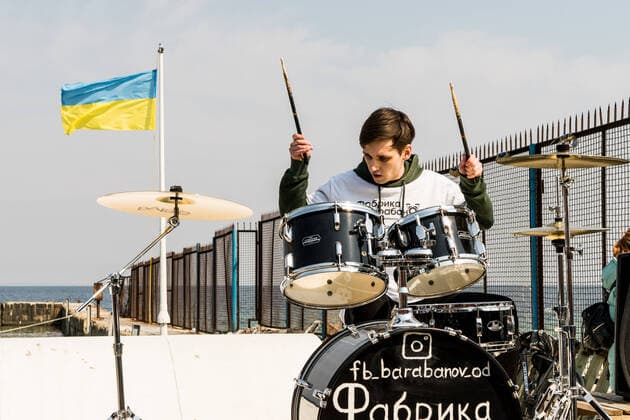 News Themen der Woche KW12 News Bilder des Tages March 25, 2022, Odessa, Ukraine: A boy plays drums to rock rhythms to keep up the spirits of volunteers who are filling and transporting sandbags in Odessa. Odessa Ukraine - ZUMAc182 20220325_zip_c182_009 Copyright: xVincenzoxCircostax