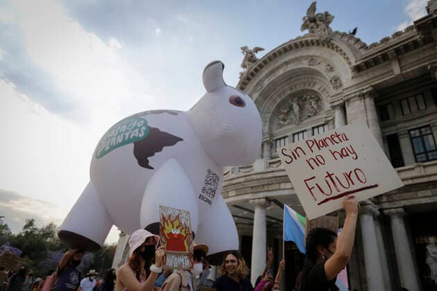 Global Climate Strike In Mexico Protesters carry an inflatable figure of a cow on March 25, 2022. Members of different anti-racist, anti-capitalist groups and members of native peoples carried out a march as part of a Global Climate Strike against Capital in Mexico City, Mexico. Mexico City Mexico  Copyright: xGuillermoxGutiÃ rrezx originalFilename: gutierrez-notitle220325_npGjo.jpg